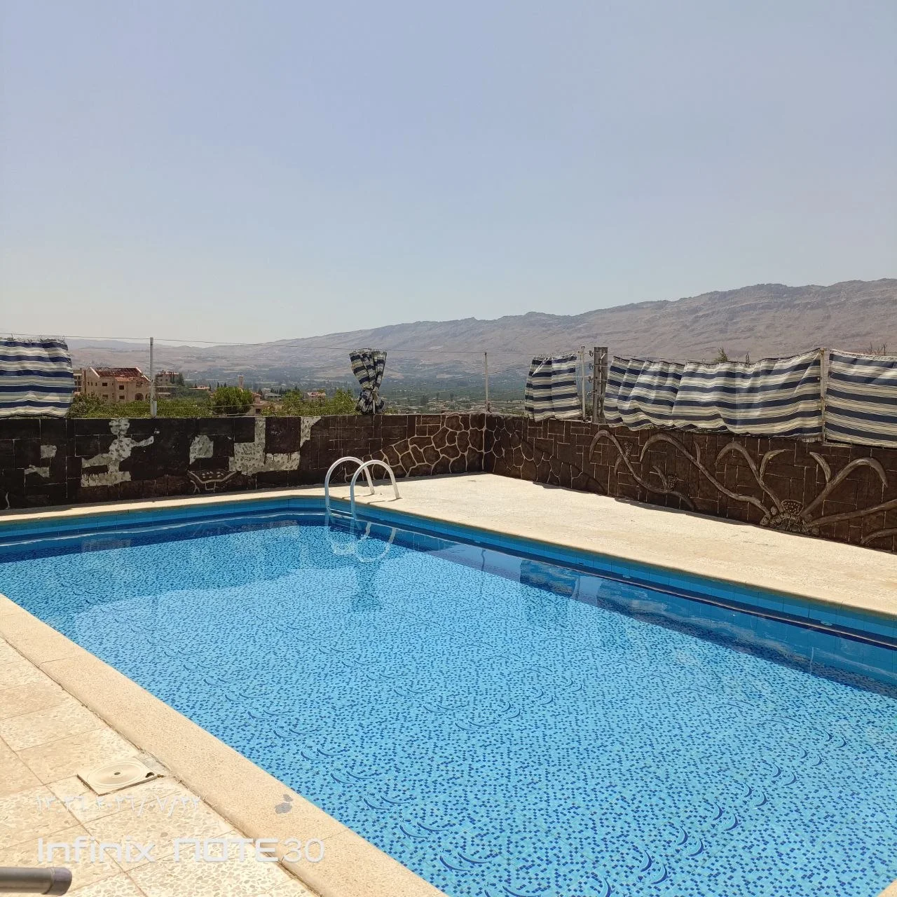 المسبح والإطلالة الجبلية